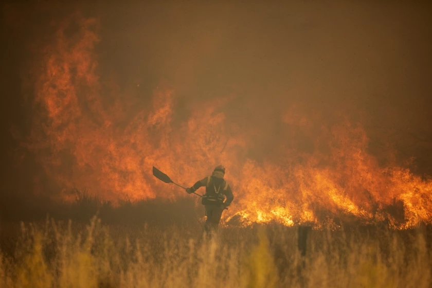 Một lính cứu hỏa làm việc trước ngọn lửa ở Sierra de la Culebra thuộc tỉnh Zamora của Tây Ban Nha vào thứ Bảy vừa qua