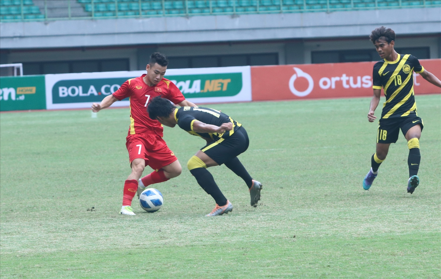 U19 Việt Nam (áo đỏ) không thể tận dụng các cơ hội trước U19 Malaysia - Ảnh: VFF