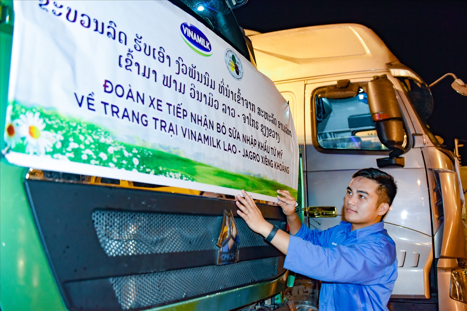 Đoàn xe 35 chiếc đón 1000 bò sữa thuần chủng HF từ cảng quốc tế Nghi Sơn (Thanh Hóa) và di chuyển về cửa khẩu Nậm Cắn ngay trong đêm