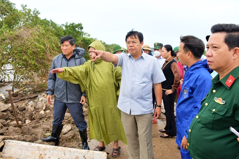 Bí thư Tỉnh ủy Cà Mau Nguyễn Tiến Hải (người đứng giữa áo trắng) kiểm tra sạt lở đê biển Tây