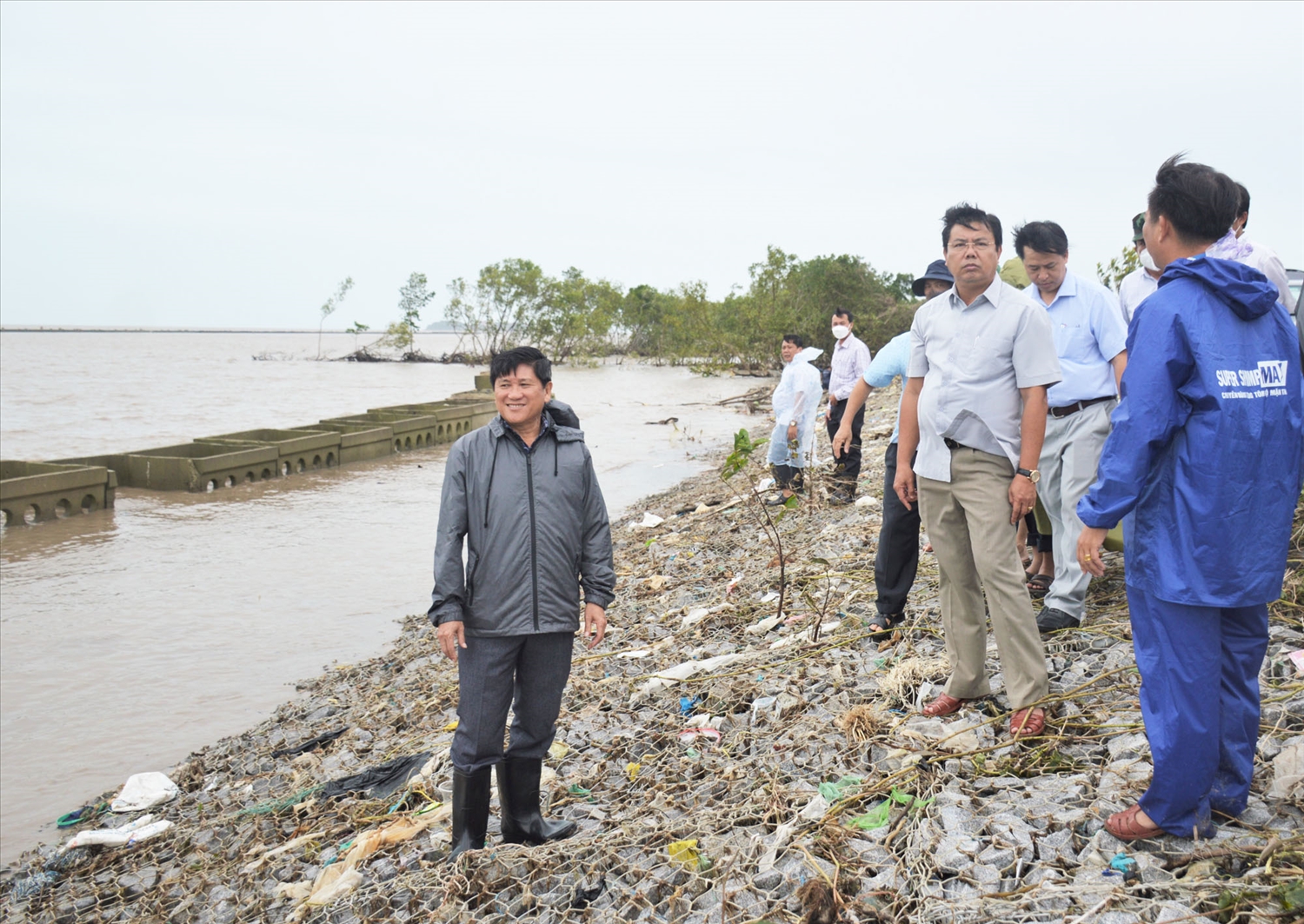 Bí thư Tỉnh ủy Cà Mau Nguyễn Tiến Hải (người đứng thứ 2 từ phải qua) đã đến kiểm tra, chỉ đạo trực tiếp khắc phục thiệt hại tại đê biển Tây