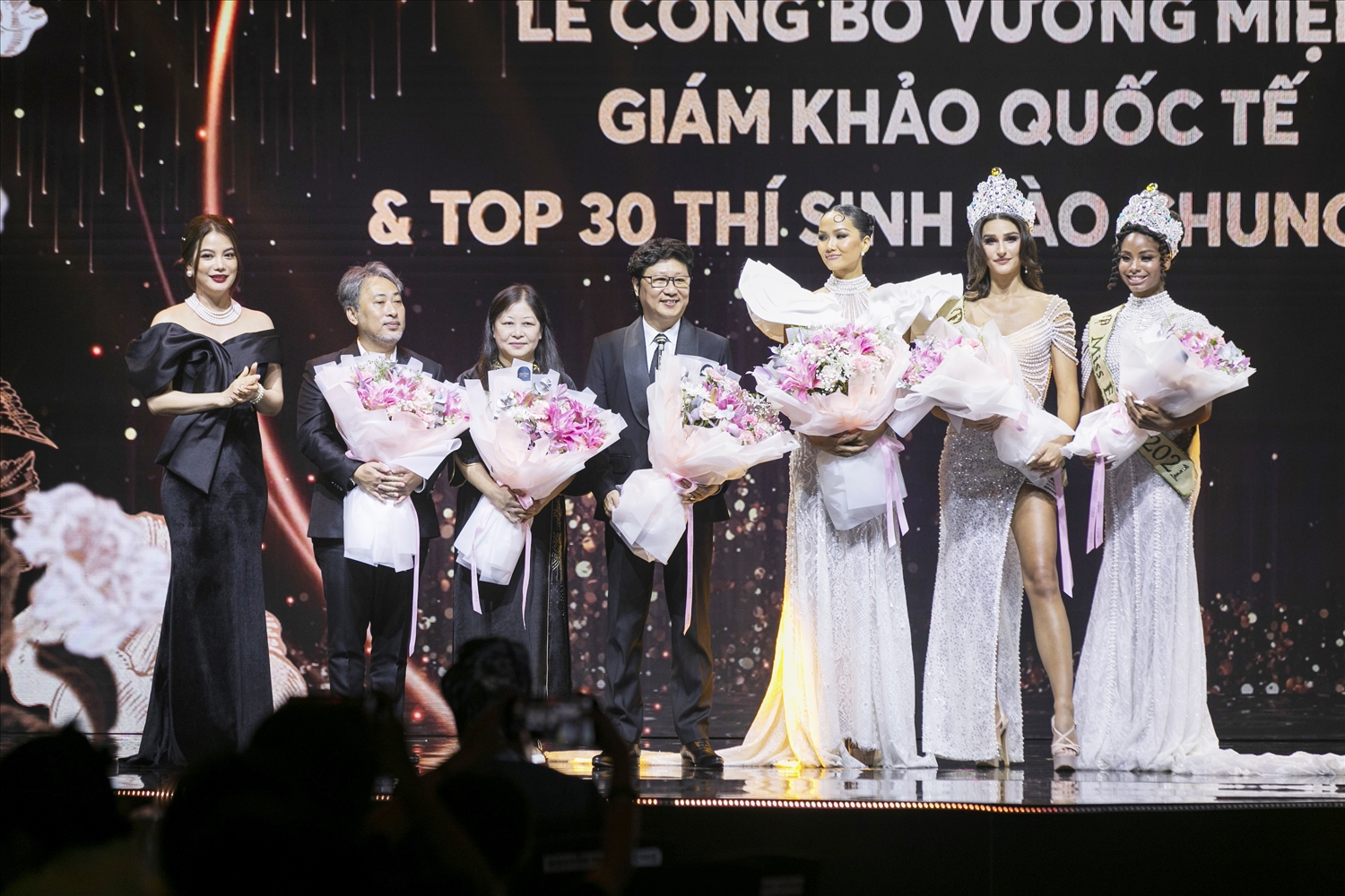 Ban Tổ chức Giới thiệu và tặng hoa các thành viên Ban Giám khảo của đêm Chung kết cuộc thi Hoa hậu các dân tộc Việt Nam 2022