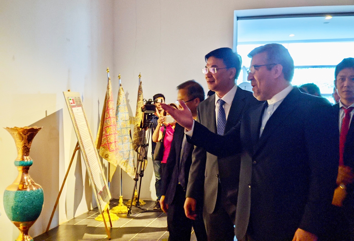 Ngài Đại sứ Iran giới thiệu cho Thứ trưởng Bộ Ngoại giao về bình ngọc lam trưng bày tại Triển lãm
