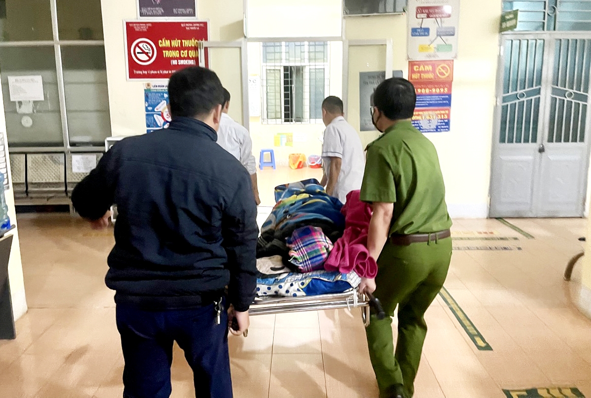 Cán bộ, chiến sĩ công an huyện Nậm Nhùn (Lai Châu) đã nhanh chóng phối hợp cùng bà con bản Nậm Vản, xã Nậm Ban đưa nạn nhân về Trung tâm Y tế huyện Phong Thổ, Lai Châu cấp cứu kịp thời