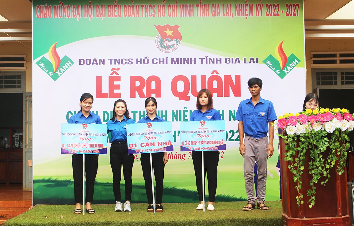 Đoàn Khối các cơ quan và doanh nghiệp tỉnh Gia Lai trao bảng tượng trưng các công trình cho đại diện Huyện đoàn Phú Thiện