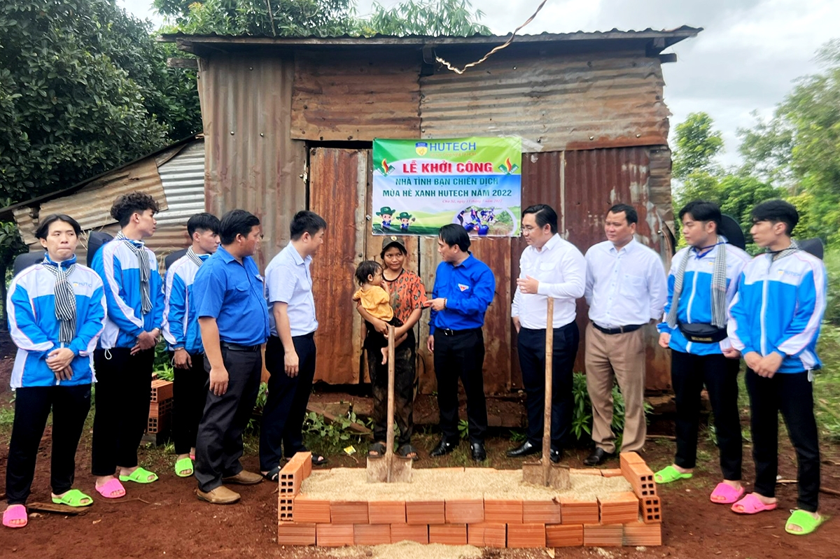 Đoàn trường Đại học Công nghệ TP. Hồ Chí Minh đã khởi công xây dựng nhà cho thanh niên Rơ Mah Eng (huyện Chư Sê, Gia Lai)