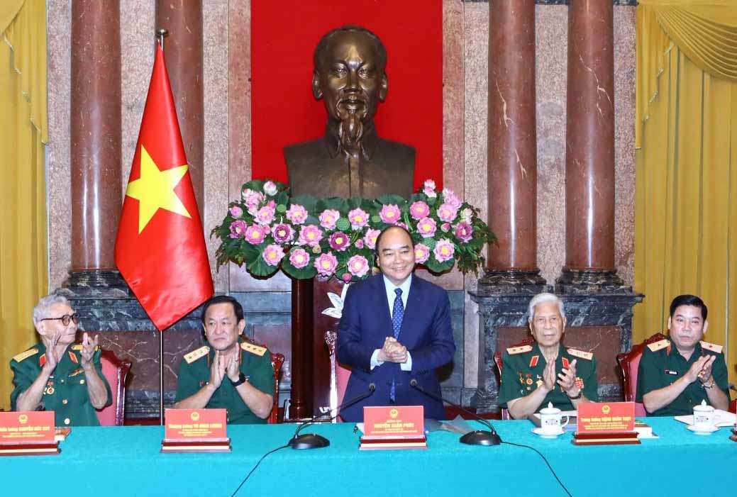 Chủ tịch nước Nguyễn Xuân Phúc gặp mặt các đại biểu Ban liên lạc Hội Cựu chiến binh toàn quốc mặt trận Vị Xuyên - Hà Tuyên. (Ảnh: TTXVN)