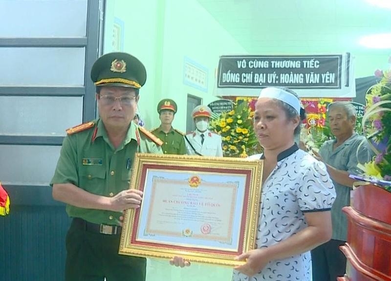 Thừa ủy quyền của Chủ tịch nước, đại tá Nguyễn Văn Ngàn trao Huân chương Bảo vệ Tổ quốc hạng Ba cho gia đình Đại úy Hoàng Văn Yên