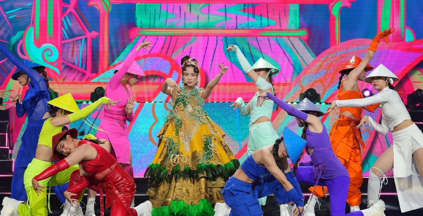Ca sĩ Hoàng Thùy Linh trình diễn trong đêm chung kết Hoa hậu các Dân tộc Việt Nam.