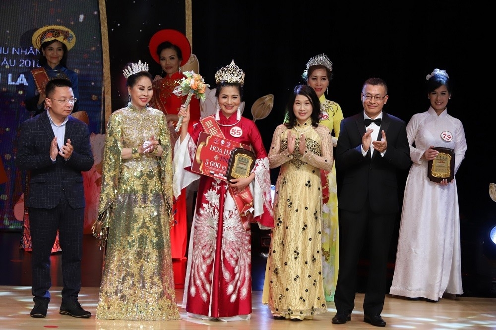 Đại sứ Vũ Quang Minh và Phu nhân trao giải cho tân Hoa hậu Áo dài phu nhân toàn châu Âu năm 2022 Nguyễn Thị Kim Thoa. (Nguồn: TTXVN)