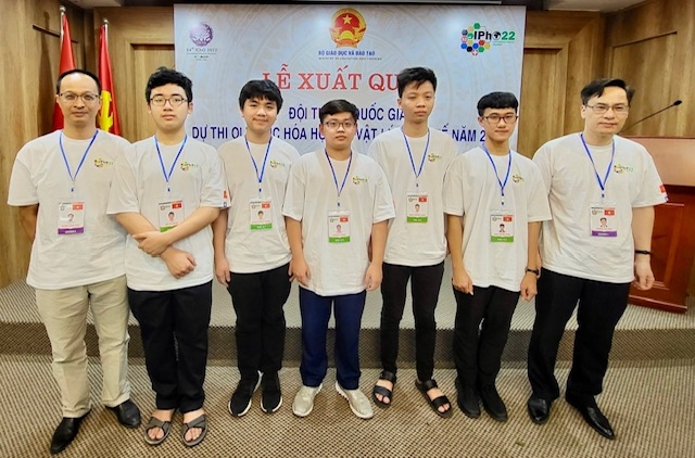 Đội tuyển quốc gia Việt Nam gồm 5 học sinh dự thi thì cả 5 em đoạt Huy chương.