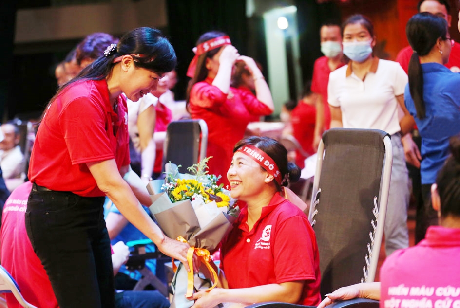 Lãnh đạo Liên đoàn Lao động tỉnh Bắc Giang tặng hoa động viên đoàn viên công đoàn tham gia hiến máu