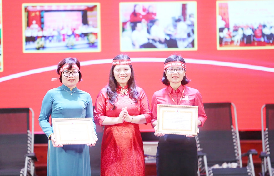 Lãnh đạo Hội Chữ thập đỏ tỉnh Bắc Giang trao chứng nhận Tấm lòng Vàng cho đại diện các nhà tài trợ