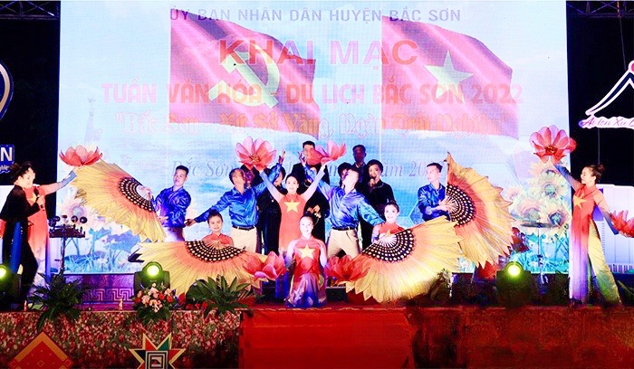 Cuộc thi “Người đẹp trình diễn trang phục dân tộc” diễn ra trong buổi khai mạc đã thu hút nhiều khán giả đến xem và cổ vũ
