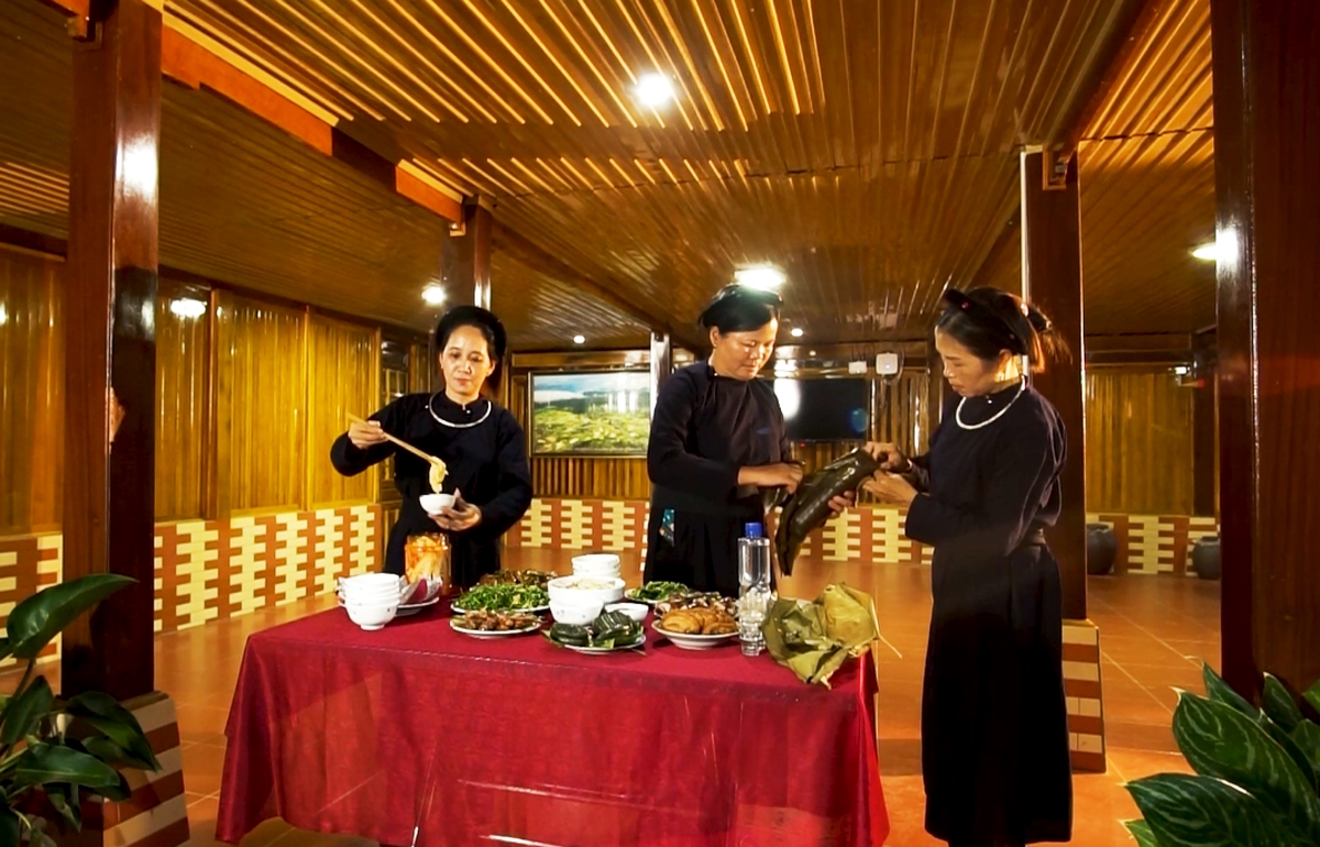 Khách du lịch còn được thưởng thức các món ăn dân tộc truyền thống 