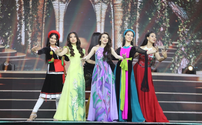 Các thí sinh thuộc nhiều dân tộc Việt Nam trình diễn trong Đêm chung kết