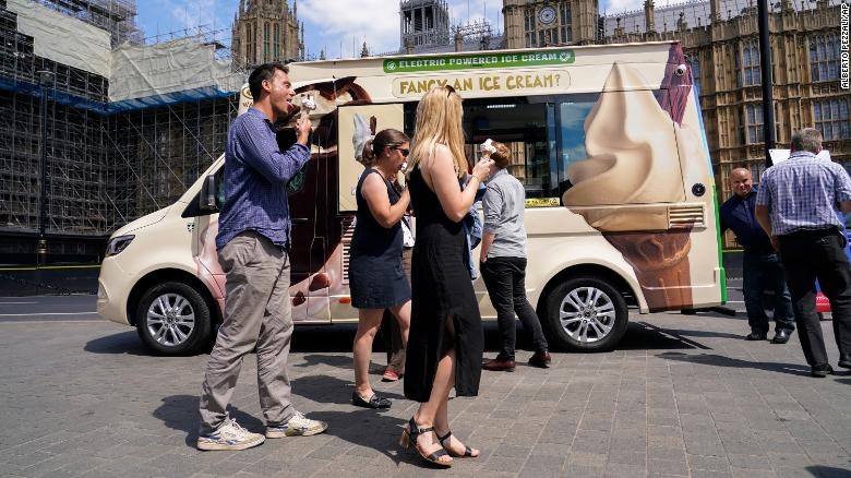 Người dân London ăn kem giải nhiệt. Ảnh: CNN