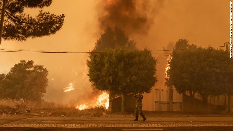 Đám cháy rừng ở Palmela, Bồ Đào Nha vào ngày 13/7. Ảnh: CNN
