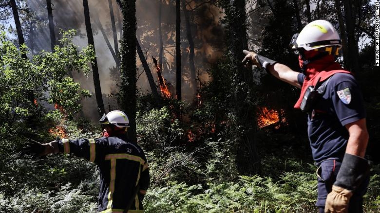 Lực lượng cứu hỏa dập tắt đám cháy rừng bùng phát ở đáy Dune du Pilat gần Teste-de-Buch, tây nam nước Pháp. Ảnh: CNN