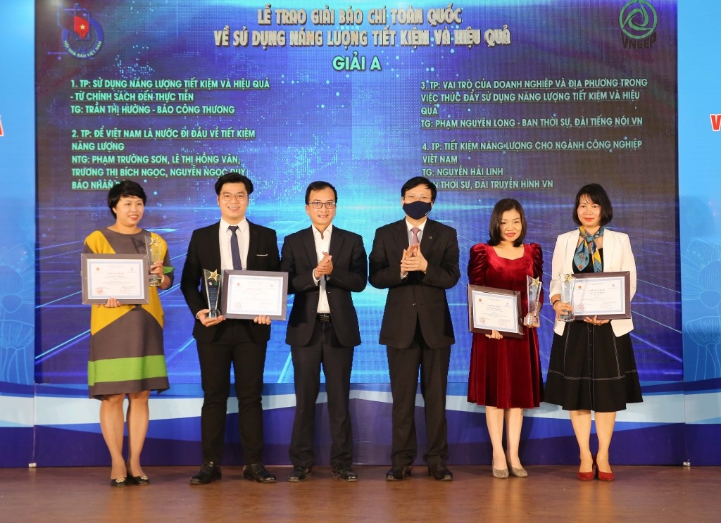 Ban Tổ chức trao giải A cho các nhà báo đạt giải năm 2021