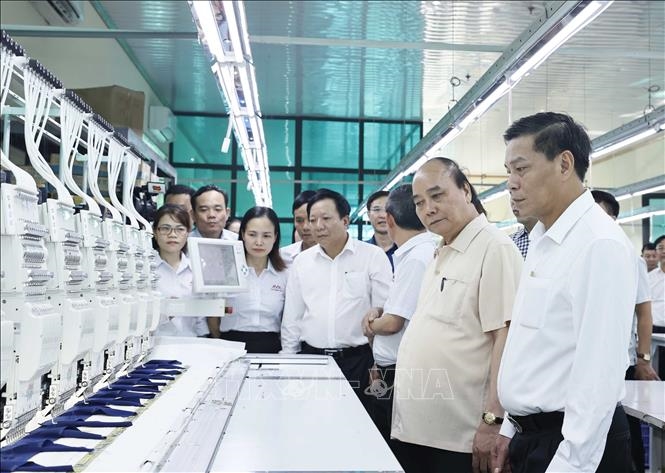 Chủ tịch nước Nguyễn Xuân Phúc thăm các phân xưởng sản xuất tại Công ty TNHH Thương mại Sao Mai. Ảnh: Thống Nhất/TTXVN