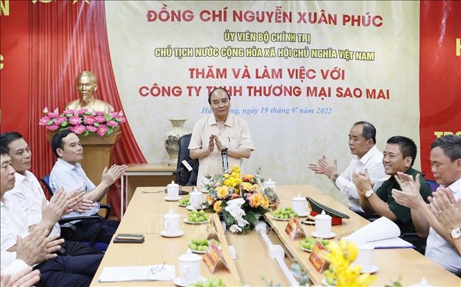 Chủ tịch nước Nguyễn Xuân Phúc thăm và làm việc tại Công ty TNHH Thương mại Sao Mai. Ảnh: Thống Nhất/TTXVN