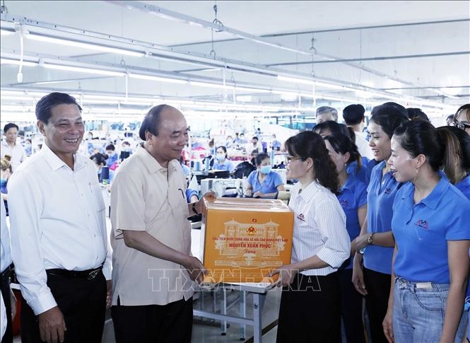Chủ tịch nước Nguyễn Xuân Phúc thăm tặng quà công nhân Công ty TNHH Thương mại Sao Mai. Ảnh: Thống Nhất/TTXVN