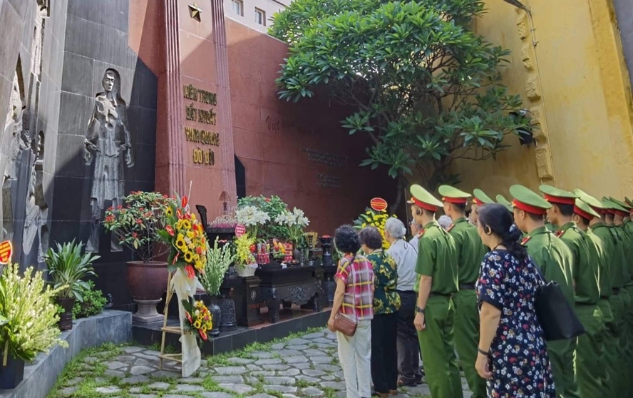 Dâng hương tưởng niệm các chiến sĩ hy sinh tại Nhà tù Hỏa Lò.