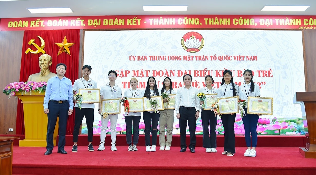 Hình ảnh: Vinh danh 8 kiều bào trẻ tiêu biểu tại Trại hè Việt Nam 2022 số 3