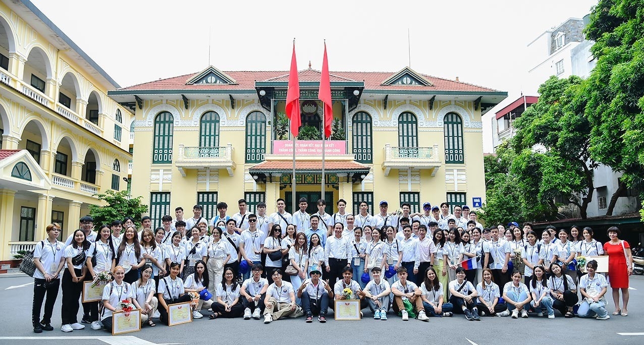 Các đại biểu dự buổi Mặt trận Tổ quốc gặp mặt hơn 100 đại biểu kiều bào trẻ dự "Trại hè Việt Nam năm 2022". (Ảnh: BQT)