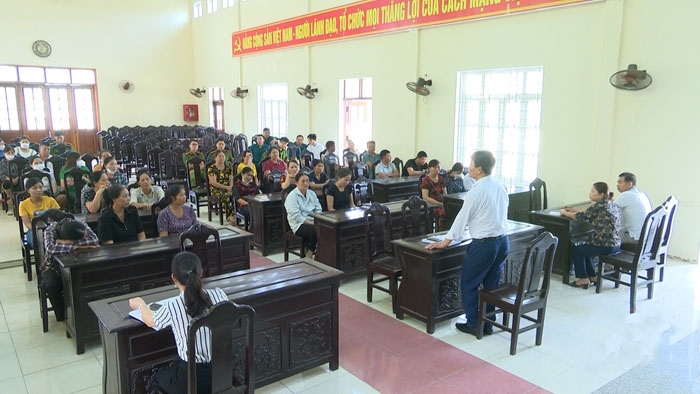 Chính quyền địa phương huyện Bá Thước, tỉnh Thanh Hóa đối thoại với người dân để thu thập tài liệu