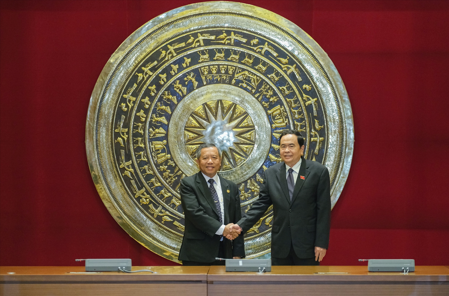 Phó Chủ tịch Thường trực Quốc hội Trần Thanh Mẫn và Ủy viên Ban Chấp hành Trung ương Đảng Nhân dân Cách mạng Lào, Bộ Trưởng Bộ Công nghệ và Truyền thông Boviengkham Vongdara.