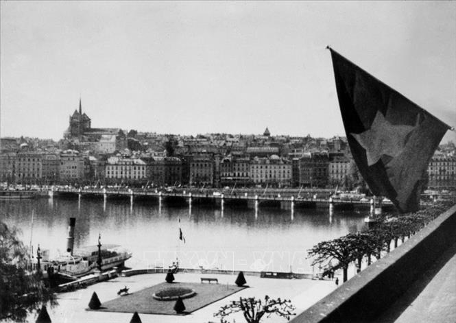 Lá cờ đỏ sao vàng treo tại Trụ sở của Phái đoàn Việt Nam Dân chủ Cộng hòa ở Geneva (Thụy Sĩ), năm 1954. Ảnh: Tư liệu TTXVN