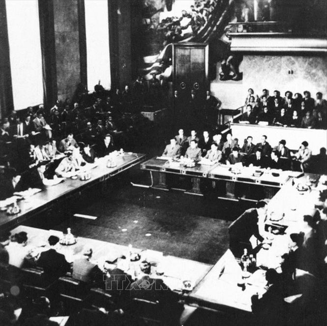 Khai mạc ngày 8/5/1954, Hội nghị Geneva về Đông Dương đã trải qua 75 ngày thương lượng căng thẳng với 31 phiên họp. Ngày 20/7/1954, Hiệp định Geneva về Đông Dương được ký kết. Đây là văn kiện ngoại giao quan trọng yêu cầu các quốc gia tôn trọng chủ quyền, độc lập, thống nhất và toàn vẹn lãnh thổ của Việt Nam và các nước Đông Dương. Trong ảnh: Toàn cảnh Hội nghị Geneva về Đông Dương tại Thụy Sĩ (1954). Ảnh: Tư liệu TTXVN