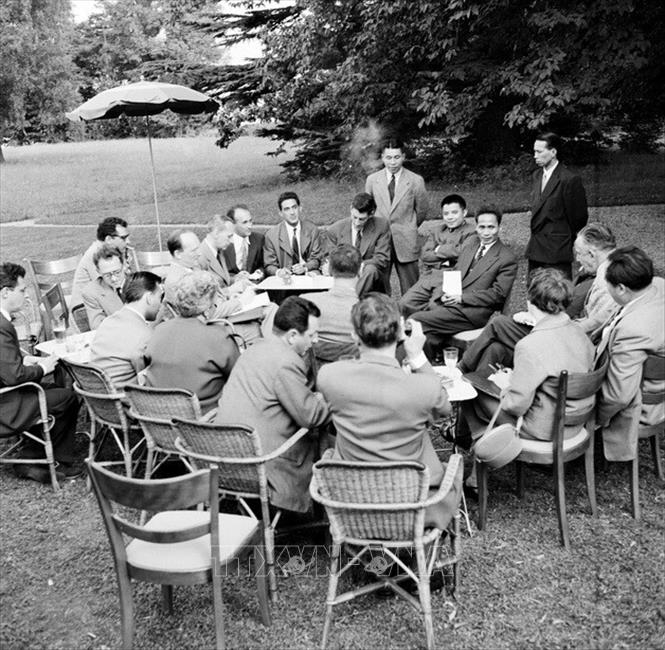 Ngày 19/7/1954, Phó Thủ tướng Phạm Văn Đồng họp báo tại Trụ sở Phái đoàn Việt Nam ở Liên hợp quốc (Geneva, Thụy Sĩ) để thông báo về vấn đề thống nhất Việt Nam. Ảnh: Tư liệu TTXVN
