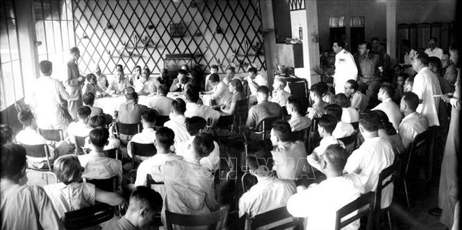 Cuộc họp báo của Ủy ban quốc tế kiểm tra và giám sát đình chiến ở Việt Nam tại khách sạn Cát Bi (Hải Phòng) vào 14g30 chiều 13/5/1955 để thông báo về việc thực hiện Hiệp định Geneva trong thời gian 300 ngày trước đó. Ảnh: Tư liệu TTXVN