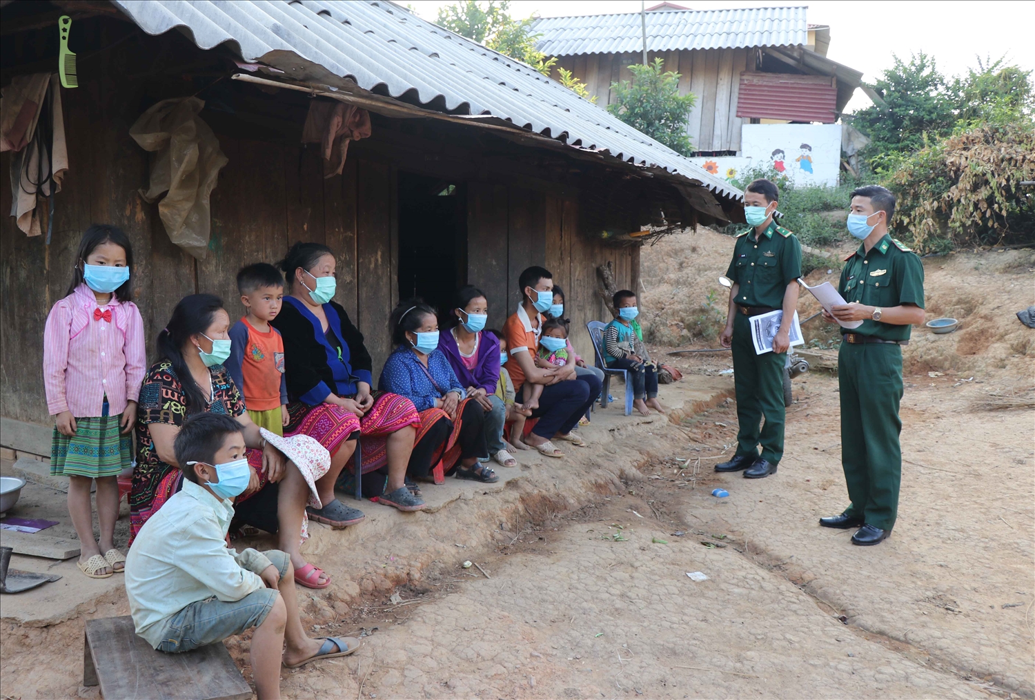 Cán bộ Đồn Biên phòng Mường Pồn, Bộ đội Biên phòng tỉnh Điện Biên tuyên truyền pháp luật cho nhân dân trên khu vực biên giới
