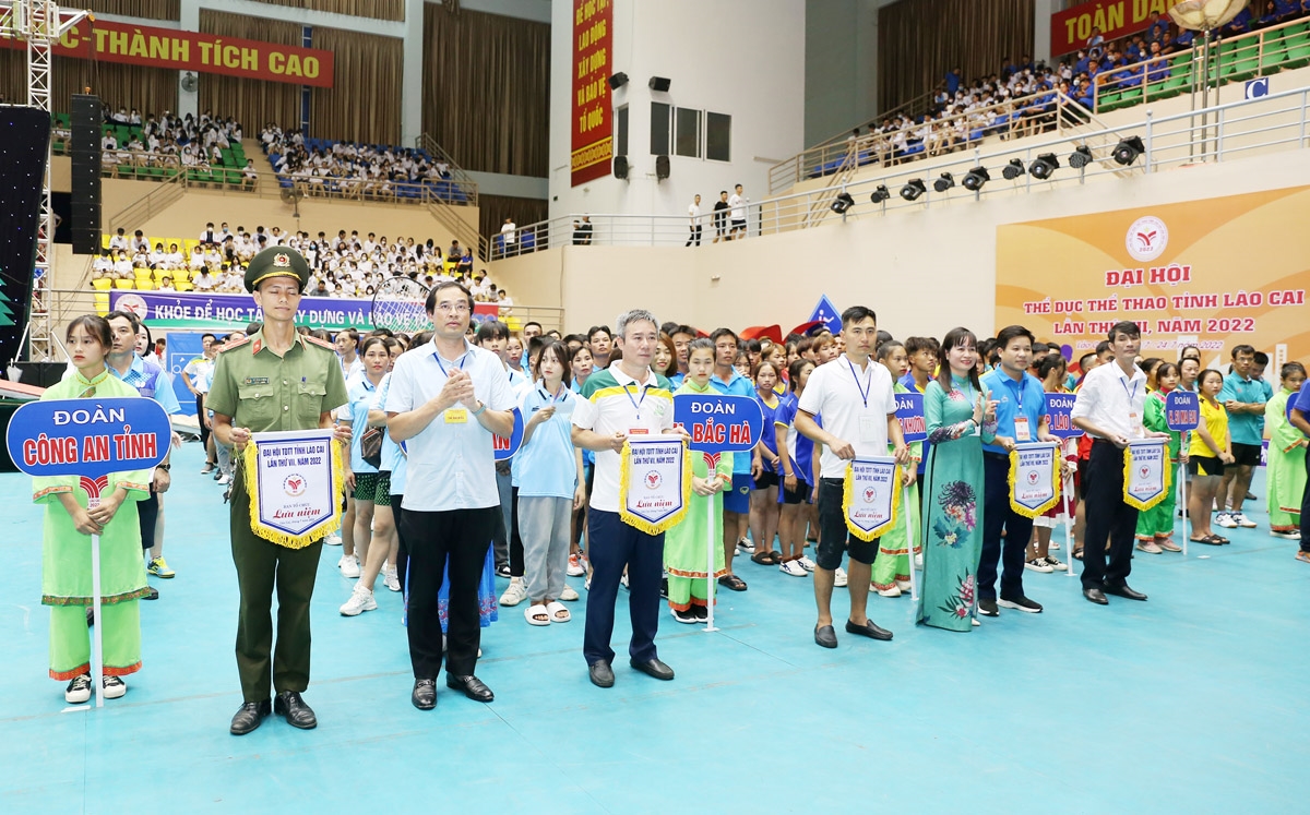 Chủ tịch UBND tỉnh Lào Cai Trịnh Xuân Trường trao Cờ lưu niệm cho các đoàn vận động viên 