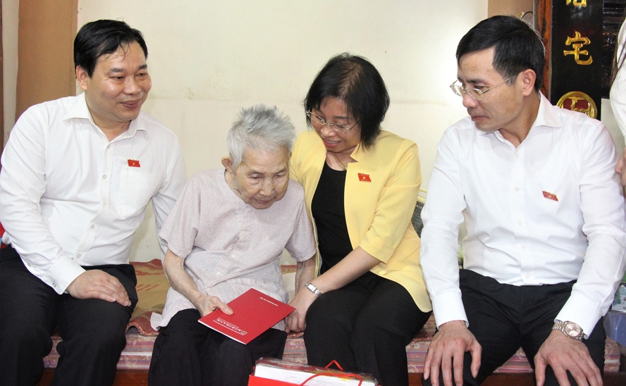 Đoàn Đại biểu Quốc hội thành phố thăm hỏi Mẹ Việt Nam Anh hùng Nguyễn Thị Thi (phường Dương Nội, quận Hà Đông)