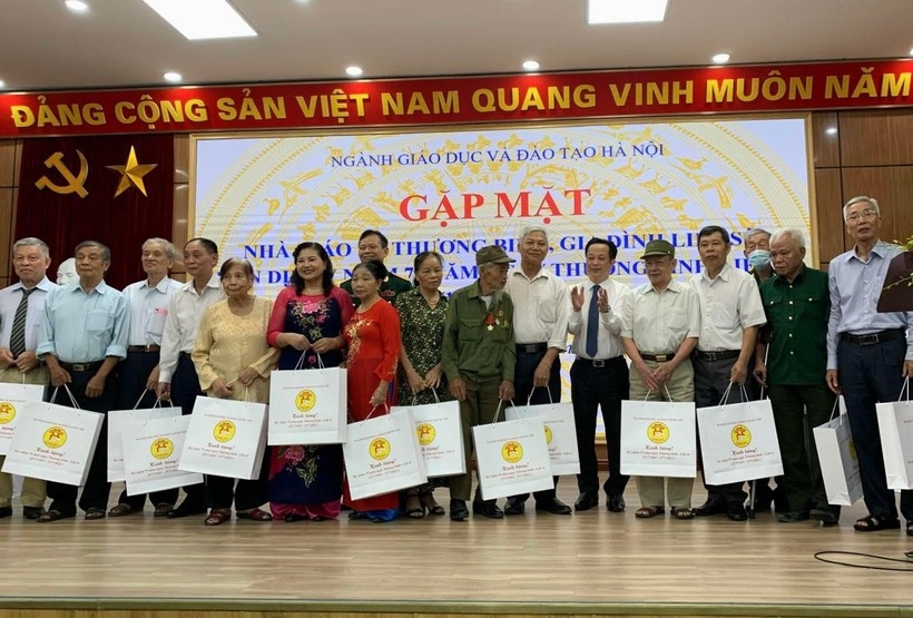  Giám đốc Sở Giáo dục và Đào tạo Hà Nội Trần Thế Cương tặng quà các nhà giáo là thương binh, thân nhân gia đình liệt sĩ. 