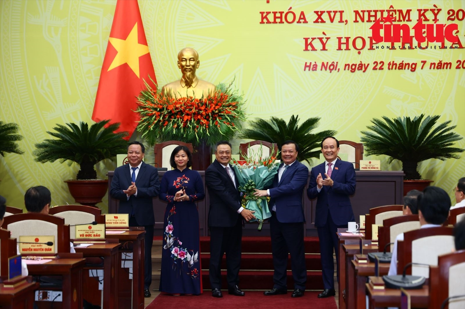 Các đại biểu tặng hoa chúc mừng tân chủ tịch UBND TP Hà Nội.
