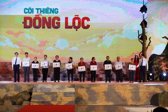 Phó Thủ tướng Vũ Đức Đam trao tặng sổ tiết kiệm cho người có công ở tỉnh Hà Tĩnh. (Ảnh: VGP/Đình Nam)