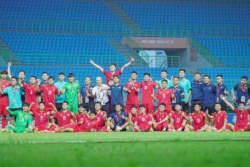 Đội tuyển U20 Việt Nam cùng Ban Huấn luyện. (Ảnh: VFF)