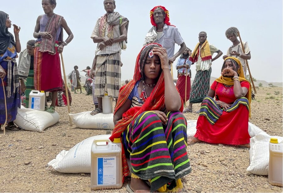 Người dân Ethiopia tiếp nhận lương thực hỗ trợ nhân đạo (Ảnh: WFP/Claire Nevill)