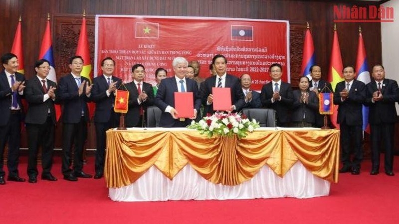 Ký Thỏa thuận hợp tác giữa Ủy ban Mặt trận Tổ quốc Việt Nam và Ủy ban Trung ương Mặt trận Lào Xây dựng đất nước giai đoạn 2022-2027. (Ảnh: Duy Toàn)