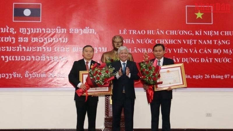 Đồng chí Đỗ Văn Chiến (giữa) trao Huân chương Độc lập hạng Ba cho hai đồng chí Phó Chủ tịch Ủy ban Trung ương Mặt trận Lào Xây dựng đất nước. (Ảnh: Duy Toàn)