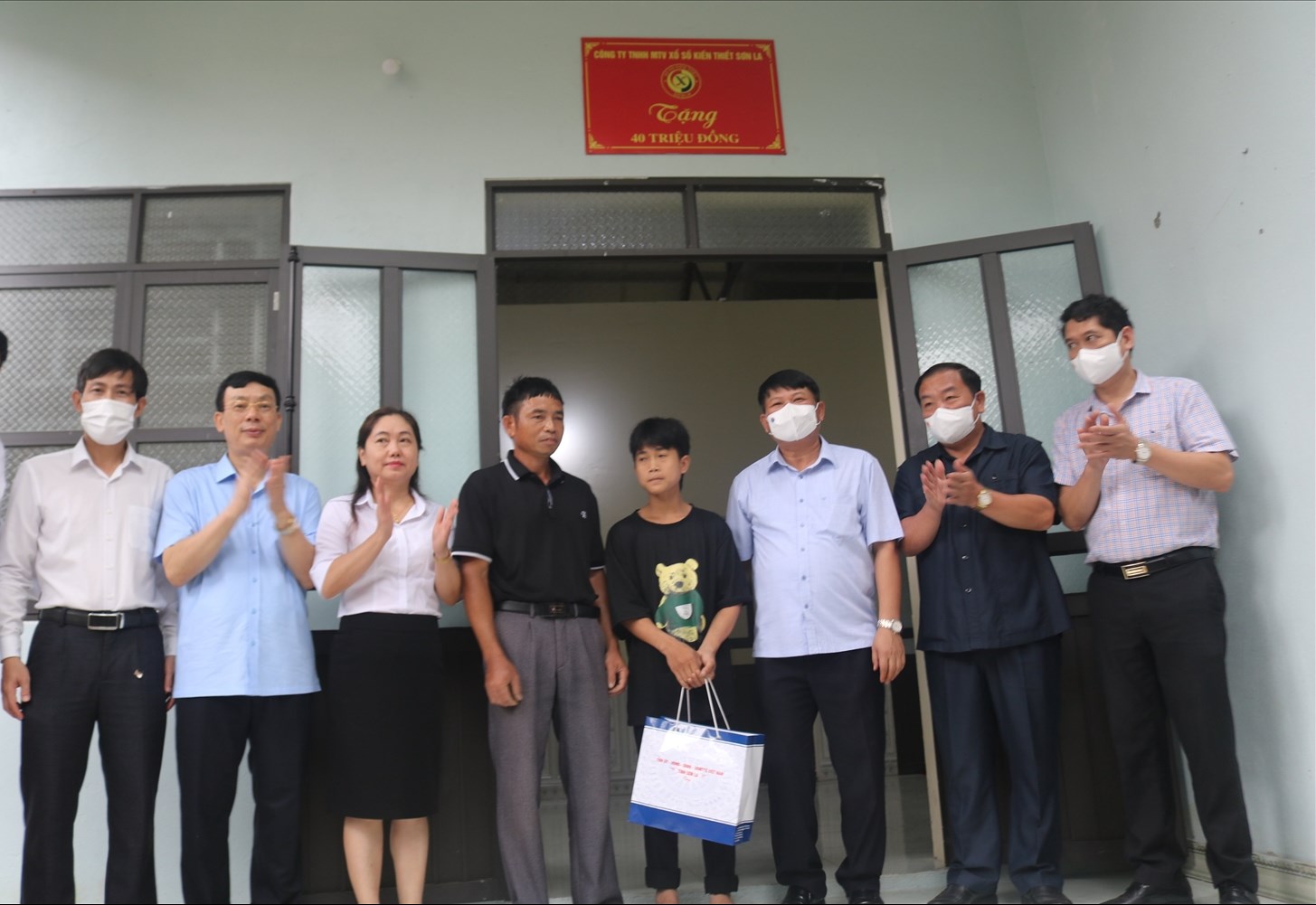 Lãnh đạo tỉnh Sơn La cùng chính quyền các cấp bàn giao nhà mới cho gia đình em Cà Văn Quang