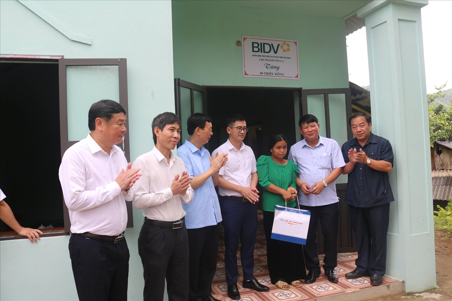 Lãnh đạo tỉnh Sơn La tặng nhà cho gia đình bà Cà Thị An, xã Pi Toong, huyện Mường La