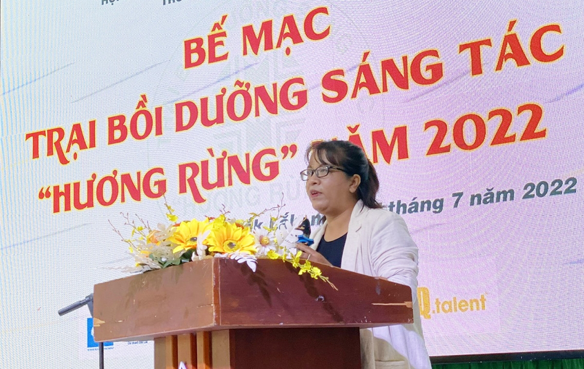 Nhà văn Niê Thanh Mai, Chủ tịch Hội Văn học nghệ thuật tỉnh Đắk Lắk báo cáo tổng kết các hoạt động Trại bồi dưỡng sáng tác