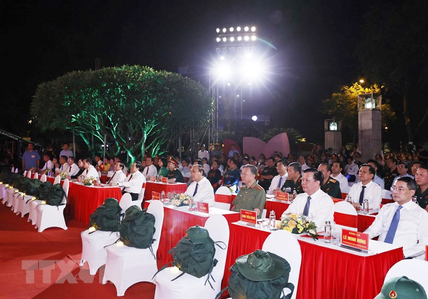 Chủ tịch nước Nguyễn Xuân Phúc cùng các đồng chí lãnh đạo Đảng, Nhà nước tại đầu cầu Hà Nội. (Ảnh: TTXVN)